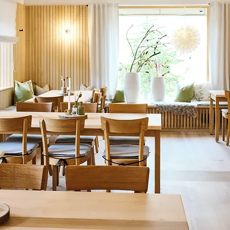 Schwarzes Kreuz Hotel *