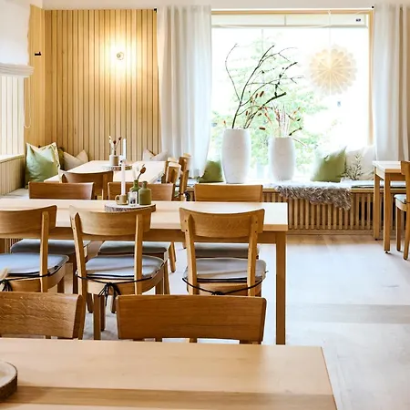 Schwarzes Kreuz Hotel *
